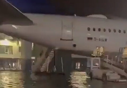 FUERTES LLUVIAS CAUSAN CAOS EN EL AEROPUERTO DE FRÁNCFORT: VUELOS CANCELADOS Y PASAJEROS ATRAPADOS EN AVIONES