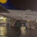 FUERTES LLUVIAS CAUSAN CAOS EN EL AEROPUERTO DE FRÁNCFORT: VUELOS CANCELADOS Y PASAJEROS ATRAPADOS EN AVIONES