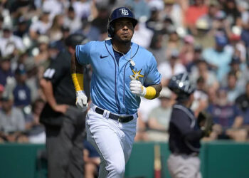 WANDER FRANCO DE LOS TAMPA BAY RAYS COLOCADO EN LICENCIA ADMINISTRATIVA MIENTRAS SE INVESTIGAS ACUSACIONES