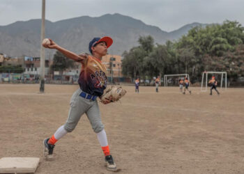BÉISBOL: UN REFUGIO PARA NIÑOS VENEZOLANOS MIGRANTES EN PERÚ