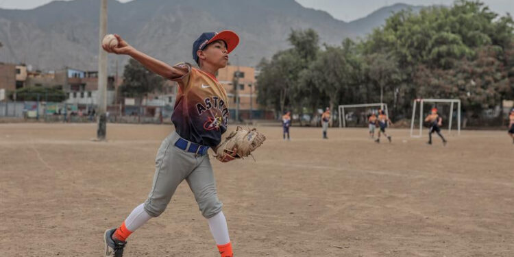 BÉISBOL: UN REFUGIO PARA NIÑOS VENEZOLANOS MIGRANTES EN PERÚ