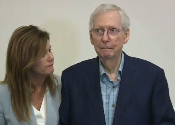 PREOCUPACIONES SOBRE LA SALUD DE MCCONNELL SURGEN NUEVAMENTE TRAS INCIDENTE EN CONFERENCIA DE PRENSA