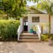 ESTRELLAS DE HOLLYWOOD, ASHTON KUTCHER Y MILA KUNIS, INVITAN A LOS AVENTUREROS A COMPARTIR SU REFUGIO DE VERANO EN SANTA BÁRBARA A TRAVÉS DE AIRBNB 7 Vista exterior de la casa de Ashton Kutcher y Mila Kunis vía AIRBNB