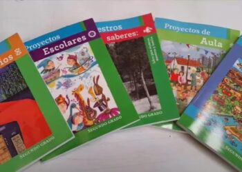 CONTUNDENTE RECHAZO: MULTITUDINARIA MARCHA Y SIMBÓLICA QUEMA EN CONTRA DE LOS NUEVOS LIBROS DE TEXTO