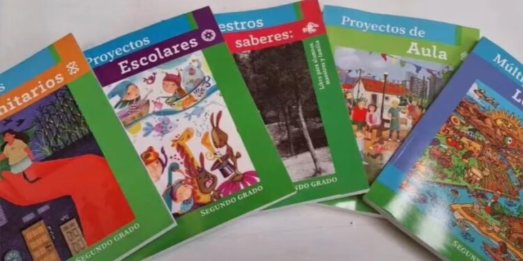 CONTUNDENTE RECHAZO: MULTITUDINARIA MARCHA Y SIMBÓLICA QUEMA EN CONTRA DE LOS NUEVOS LIBROS DE TEXTO