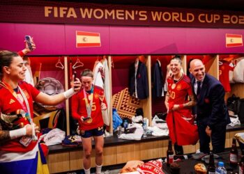 RUBIALES OFRECE DISCULPAS A JENNI HERMOSO POR EL POLÉMICO BESO: ‘UN PASO ATRÁS EN UN MOMENTO DE CELEBRACIÓN, AFIRMA EL PRESIDENTE DE LA RFEF