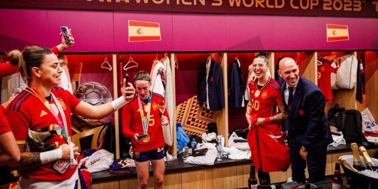 RUBIALES OFRECE DISCULPAS A JENNI HERMOSO POR EL POLÉMICO BESO: 'UN PASO ATRÁS EN UN MOMENTO DE CELEBRACIÓN, AFIRMA EL PRESIDENTE DE LA RFEF 1 RUBIALES OFRECE DISCULPAS A JENNI HERMOSO POR EL POLÉMICO BESO: ‘UN PASO ATRÁS EN UN MOMENTO DE CELEBRACIÓN, AFIRMA EL PRESIDENTE DE LA RFEF