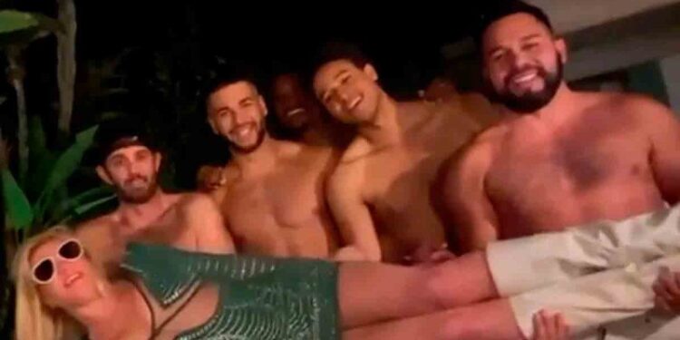 BRITNEY SPEARS DESAFÍA EL DOLOR DEL DIVORCIO CON UNA IMPACTANTE 'FIESTA DE LIBERACIÓN', RODEADA DE MUSCULOSOS ACOMPAÑANTES 1 BRITNEY SPEARS DESAFÍA EL DOLOR DEL DIVORCIO CON UNA IMPACTANTE ‘FIESTA DE LIBERACIÓN’, RODEADA DE MUSCULOSOS ACOMPAÑANTES