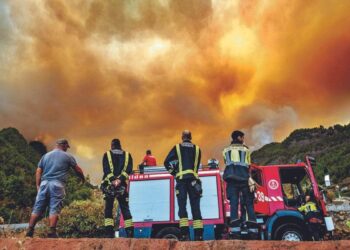 DEVASTADORES INCENDIOS ASOLAN TENERIFE, MIENTRAS GRECIA E ITALIA LUCHAN CONTRA LA FURIA DE LAS LLAMAS