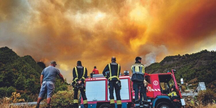 DEVASTADORES INCENDIOS ASOLAN TENERIFE, MIENTRAS GRECIA E ITALIA LUCHAN CONTRA LA FURIA DE LAS LLAMAS