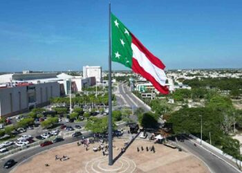 HISTÓRICO IZAMIENTO DE LA BANDERA DE YUCATÁN TRAS 182 AÑOS: IDENTIDAD RENOVADA EN LO MÁS ALTO DEL CIELO