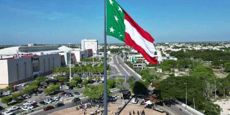 HISTÓRICO IZAMIENTO DE LA BANDERA DE YUCATÁN TRAS 182 AÑOS: IDENTIDAD RENOVADA EN LO MÁS ALTO DEL CIELO 1 HISTÓRICO IZAMIENTO DE LA BANDERA DE YUCATÁN TRAS 182 AÑOS: IDENTIDAD RENOVADA EN LO MÁS ALTO DEL CIELO