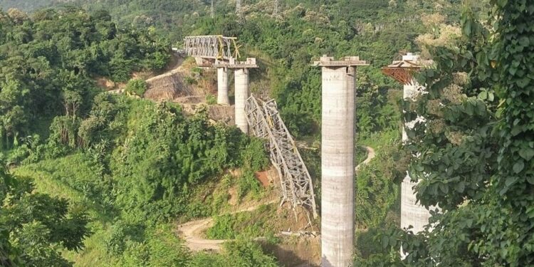 TRAGEDIA EN INDIA: 17 TRABAJADORES PIERDEN LA VIDA EN DEVASTADOR COLAPSO DE PUENTE EN PLENA CONSTRUCCIÓN 1 TRAGEDIA EN INDIA: 17 TRABAJADORES PIERDEN LA VIDA EN DEVASTADOR COLAPSO DE PUENTE EN PLENA CONSTRUCCIÓN
