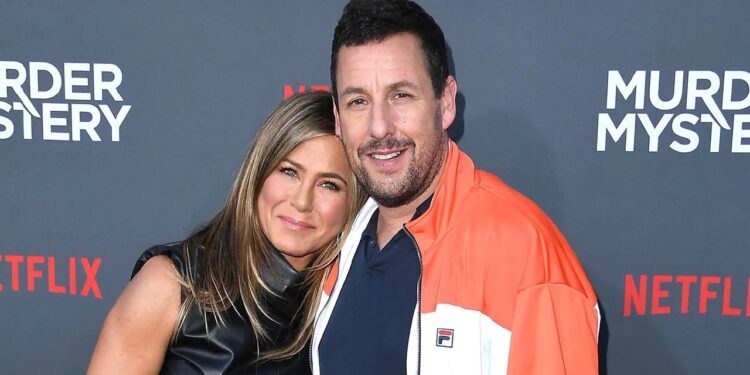 JENNIFER ANISTON: UN CONMOVEDOR VÍNCULO CON ADAM SANDLER EN MEDIO DE SU LUCHA POR LA MATERNIDAD 1 JENNIFER ANISTON: UN CONMOVEDOR VÍNCULO CON ADAM SANDLER EN MEDIO DE SU LUCHA POR LA MATERNIDAD