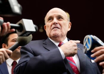 GIULIANI Y POWELL, ABOGADOS DE TRUMP, TRAS LAS REJAS POR CONSPIRACIÓN ELECTORAL EN GEORGIA