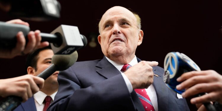 GIULIANI Y POWELL, ABOGADOS DE TRUMP, TRAS LAS REJAS POR CONSPIRACIÓN ELECTORAL EN GEORGIA 1 GIULIANI Y POWELL, ABOGADOS DE TRUMP, TRAS LAS REJAS POR CONSPIRACIÓN ELECTORAL EN GEORGIA