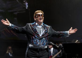 ELTON JOHN RECIBE EL ALTA TRAS BREVE HOSPITALIZACIÓN POR CAÍDA: EL REGRESO TRIUNFAL DEL ICONO MUSICAL A SU VILLA EN FRANCIA