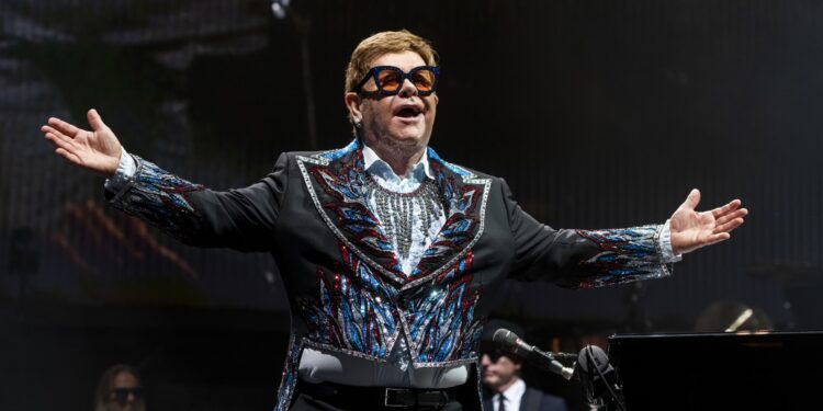 ELTON JOHN RECIBE EL ALTA TRAS BREVE HOSPITALIZACIÓN POR CAÍDA: EL REGRESO TRIUNFAL DEL ICONO MUSICAL A SU VILLA EN FRANCIA 1 ELTON JOHN RECIBE EL ALTA TRAS BREVE HOSPITALIZACIÓN POR CAÍDA: EL REGRESO TRIUNFAL DEL ICONO MUSICAL A SU VILLA EN FRANCIA