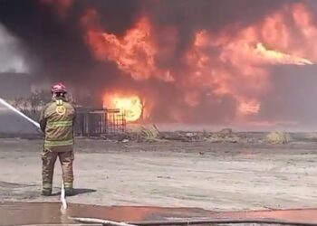 ESPECTACULAR INCENDIO CONSUME TANQUES DE GASOLINA EN FÁBRICA DE SALINAS VICTORIA, NUEVO LEÓN: DESALOJOS MASIVOS Y UN HERIDO REPORTADO