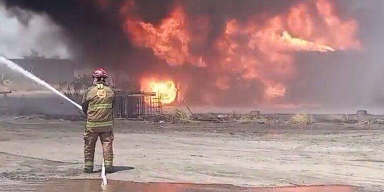 ESPECTACULAR INCENDIO CONSUME TANQUES DE GASOLINA EN FÁBRICA DE SALINAS VICTORIA, NUEVO LEÓN: DESALOJOS MASIVOS Y UN HERIDO REPORTADO 1 ESPECTACULAR INCENDIO CONSUME TANQUES DE GASOLINA EN FÁBRICA DE SALINAS VICTORIA, NUEVO LEÓN: DESALOJOS MASIVOS Y UN HERIDO REPORTADO