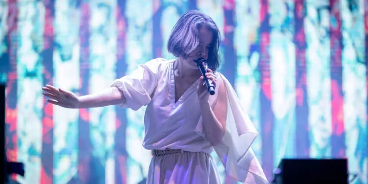 MITSKI ANUNCIA SORPRESIVO CONCIERTO EN MÉXICO CON PRECIOS ELEVADOS, DESATANDO MEMES Y SORPRESA ENTRE SUS FANS