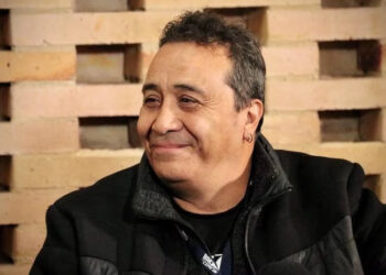 EL ACTOR DE DOBLAJE ALFONSO OBREGÓN SE ENFRENTA A UN ASISTENTE MOLESTO DURANTE UNA CONFERENCIA