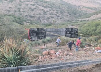 TRAGEDIA EN SAN LUIS POTOSÍ: 10 VIDAS PERDIDAS Y 18 PASAJEROS SACUDIDOS POR IMPACTANTE VOLCADURA