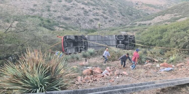TRAGEDIA EN SAN LUIS POTOSÍ: 10 VIDAS PERDIDAS Y 18 PASAJEROS SACUDIDOS POR IMPACTANTE VOLCADURA