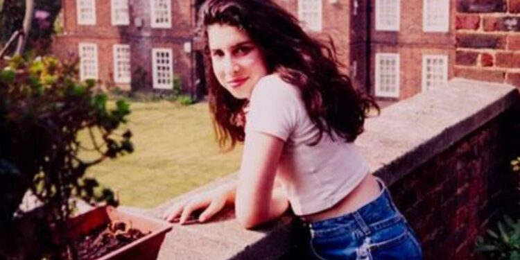 AMY WINEHOUSE: UN RETRATO DE LOS ÚLTIMOS AÑOS DE LA ESTRELLA CUYO BRILLO HOY CUMPLIRÍA 40 AÑOS 1 SELENA GOMEZ SORPRENDE A SUS FANS AL RETIRAR SU ÚLTIMO SENCILLO DE LAS PLATAFORMAS DIGITALES