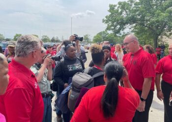 HISTÓRICA HUELGA DEL SECTOR AUTOMOTRIZ EN EE. UU.: TRES GIGANTES PARALIZADOS