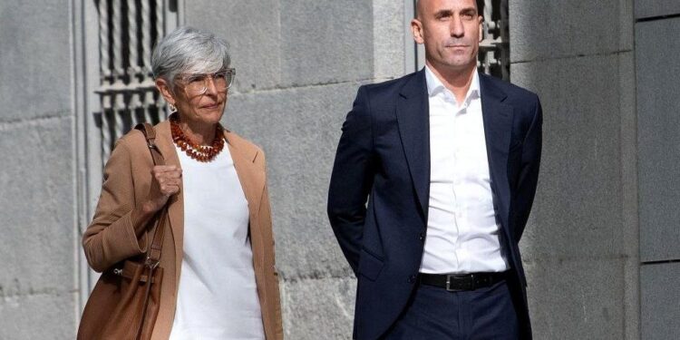 IMPACTANTE ORDEN DE ALEJAMIENTO CONTRA LUIS RUBIALES: PROHIBIDO ACERCARSE A MENOS DE 200 METROS DE JENNI HERMOSO 1 IMPACTANTE ORDEN DE ALEJAMIENTO CONTRA LUIS RUBIALES: PROHIBIDO ACERCARSE A MENOS DE 200 METROS DE JENNI HERMOSO