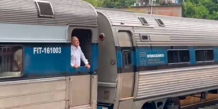 HISTÓRICO VIAJE DE AMLO EN EL TREN INTEROCEÁNICO DEL ISTMO DE TEHUANTEPEC: UN IMPULSO SIN PRECEDENTES PARA EL SURESTE DE MÉXICO