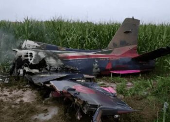 TRAGEDIA EN LOS CIELOS DE ITALIA: NIÑA MUERE TRAS CHOQUE DE AVIÓN ACROBÁTICO – PILOTO SOBREVIVE EN DRAMÁTICO ACCIDENTE