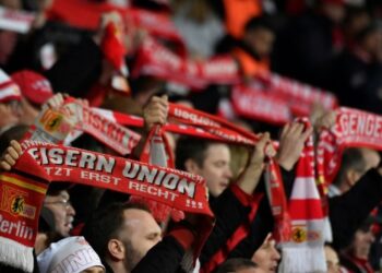¡TENSIÓN EN LA ENTRADA DE AFICIONADOS DEL UNION BERLIN EN EL BERNABÉU!