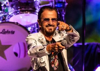 RINGO STARR VIVE UN IMPREVISTO DURANTE UN ÉPICO CONCIERTO