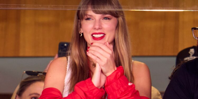 TAYLOR SWIFT ACEPTA INVITACIÓN DE KELCE PARA PRESENCIA HISTÓRICA EN EL ARROWHEAD STADIUM 1 TAYLOR SWIFT ACEPTA INVITACIÓN DE KELCE PARA PRESENCIA HISTÓRICA EN EL ARROWHEAD STADIUM