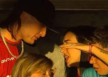 ENCUENTRO INOLVIDABLE EN LA LIGA DE ARGENTINA: PESO PLUMA Y NICKI NICOLE, DOS ESTRELLAS QUE BRILLARON EN EL ESTADIO