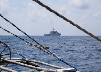 TENSIÓN EN EL MAR MERIDIONAL: FILIPINAS DECIDIDA A RETIRAR LA BARRERA IMPUESTA POR CHINA EN UNA LAGUNA DISPUTADA