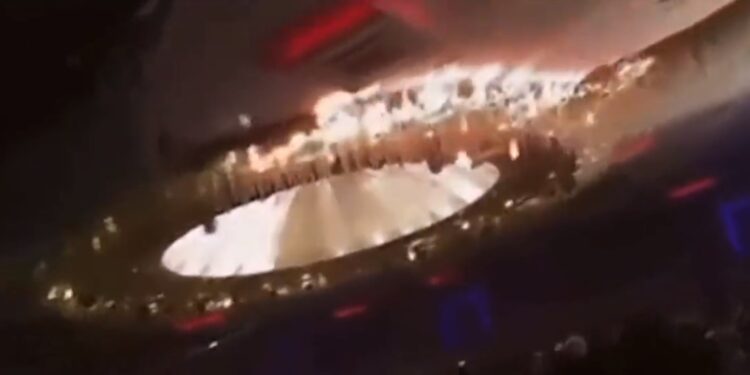 TRAGEDIA EN IRÁK: INCENDIO EN BODA DEJA UNA ESTAMPIDA DE MUERTE Y DOLOR 1 TRAGEDIA EN IRÁK: INCENDIO EN BODA DEJA UNA ESTAMPIDA DE MUERTE Y DOLOR