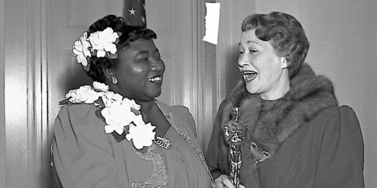 LA ACADEMIA DE HOLLYWOOD RECTIFICA Y RESTAURA EL PREMIO PERDIDO DE HATTIE MCDANIEL: UN HITO HISTÓRICO PARA LA COMUNIDAD AFROAMERICANA 1 LA ACADEMIA DE HOLLYWOOD RECTIFICA Y RESTAURA EL PREMIO PERDIDO DE HATTIE MCDANIEL: UN HITO HISTÓRICO PARA LA COMUNIDAD AFROAMERICANA