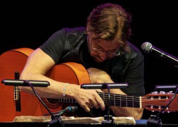 GUITARRISTA AL DI MEOLA, ÍCONO DEL JAZZ FUSIÓN, SUFRE INFARTO EN PLENA ACTUACIÓN EN RUMANÍA