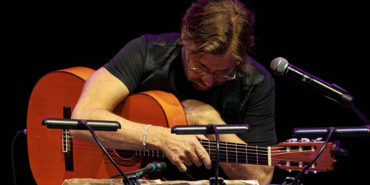GUITARRISTA AL DI MEOLA, ÍCONO DEL JAZZ FUSIÓN, SUFRE INFARTO EN PLENA ACTUACIÓN EN RUMANÍA 1 GUITARRISTA AL DI MEOLA, ÍCONO DEL JAZZ FUSIÓN, SUFRE INFARTO EN PLENA ACTUACIÓN EN RUMANÍA