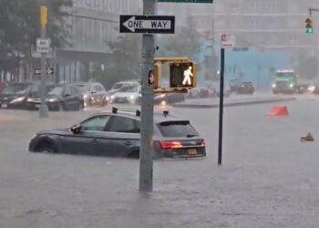 ¡NUEVA YORK BAJO UN MAR DE INCERTIDUMBRE! SE DECLARA ESTADO DE EMERGENCIA POR DEVASTADORAS INUNDACIONES