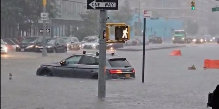 ¡NUEVA YORK BAJO UN MAR DE INCERTIDUMBRE! SE DECLARA ESTADO DE EMERGENCIA POR DEVASTADORAS INUNDACIONES 1 ¡NUEVA YORK BAJO UN MAR DE INCERTIDUMBRE! SE DECLARA ESTADO DE EMERGENCIA POR DEVASTADORAS INUNDACIONES