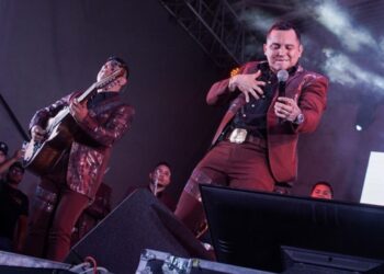 ¡EDWIN LUNA EN RIESGO INMINENTE! Seguridad lo Desaloja del Escenario por la Presencia de Armados en su Concierto en Everett, Washington