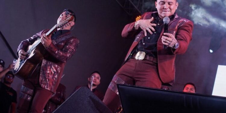 ¡EDWIN LUNA EN RIESGO INMINENTE! Seguridad lo Desaloja del Escenario por la Presencia de Armados en su Concierto en Everett, Washington 1 ¡EDWIN LUNA EN RIESGO INMINENTE! Seguridad lo Desaloja del Escenario por la Presencia de Armados en su Concierto en Everett, Washington