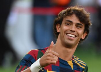 ¡JOAO FÉLIX ATERRIZA EN BARCELONA PARA FORJAR SU DESTINO CON EL BARÇA!La tumultuosa relación entre el enérgico atacante portugués y el incansable técnico del Atlético de Madrid, Diego Simeone, ha llegado a su punto de quiebre, y la partida de Félix es inminente.