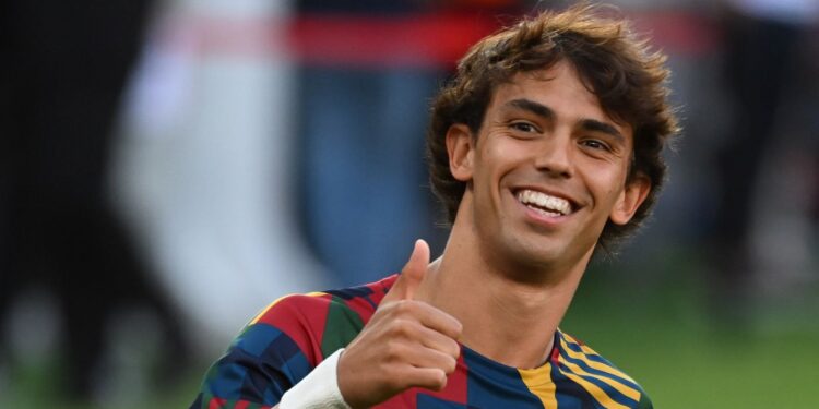 ¡JOAO FÉLIX ATERRIZA EN BARCELONA PARA FORJAR SU DESTINO CON EL BARÇA!La tumultuosa relación entre el enérgico atacante portugués y el incansable técnico del Atlético de Madrid, Diego Simeone, ha llegado a su punto de quiebre, y la partida de Félix es inminente. 1 ¡JOAO FÉLIX ATERRIZA EN BARCELONA PARA FORJAR SU DESTINO CON EL BARÇA!La tumultuosa relación entre el enérgico atacante portugués y el incansable técnico del Atlético de Madrid, Diego Simeone, ha llegado a su punto de quiebre, y la partida de Félix es inminente.