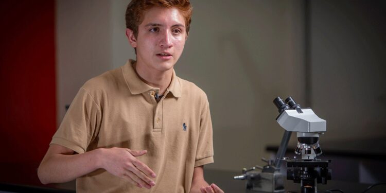 ESTUDIANTE DE UAEMEX BRILLA EN LA OLIMPIADA ESTATAL DE BIOLOGÍA, ALZANDO LA MEDALLA DE ORO