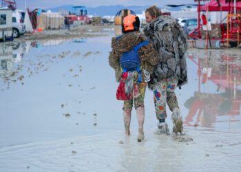 ¡IMPACTANTE INUNDACIÓN DEJA A MILES VARADOS EN EL ÉPICO FESTIVAL BURNING MAN EN NEVADA! AUTORIDADES INVESTIGAN TRÁGICA MUERTE